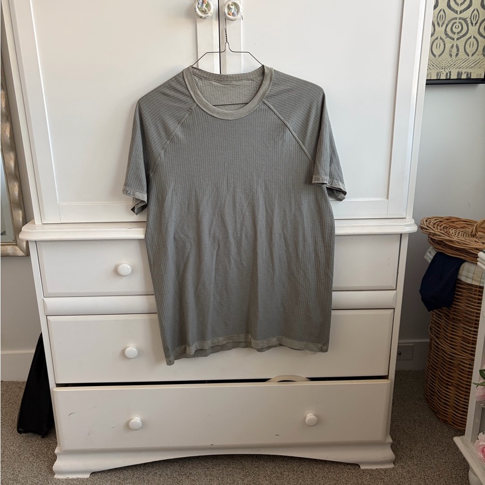 Men's olive/ Grey Lululemon Start Where you are  Short Sleeve Shirt